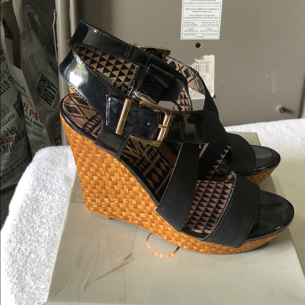 Black sandals elastic patent